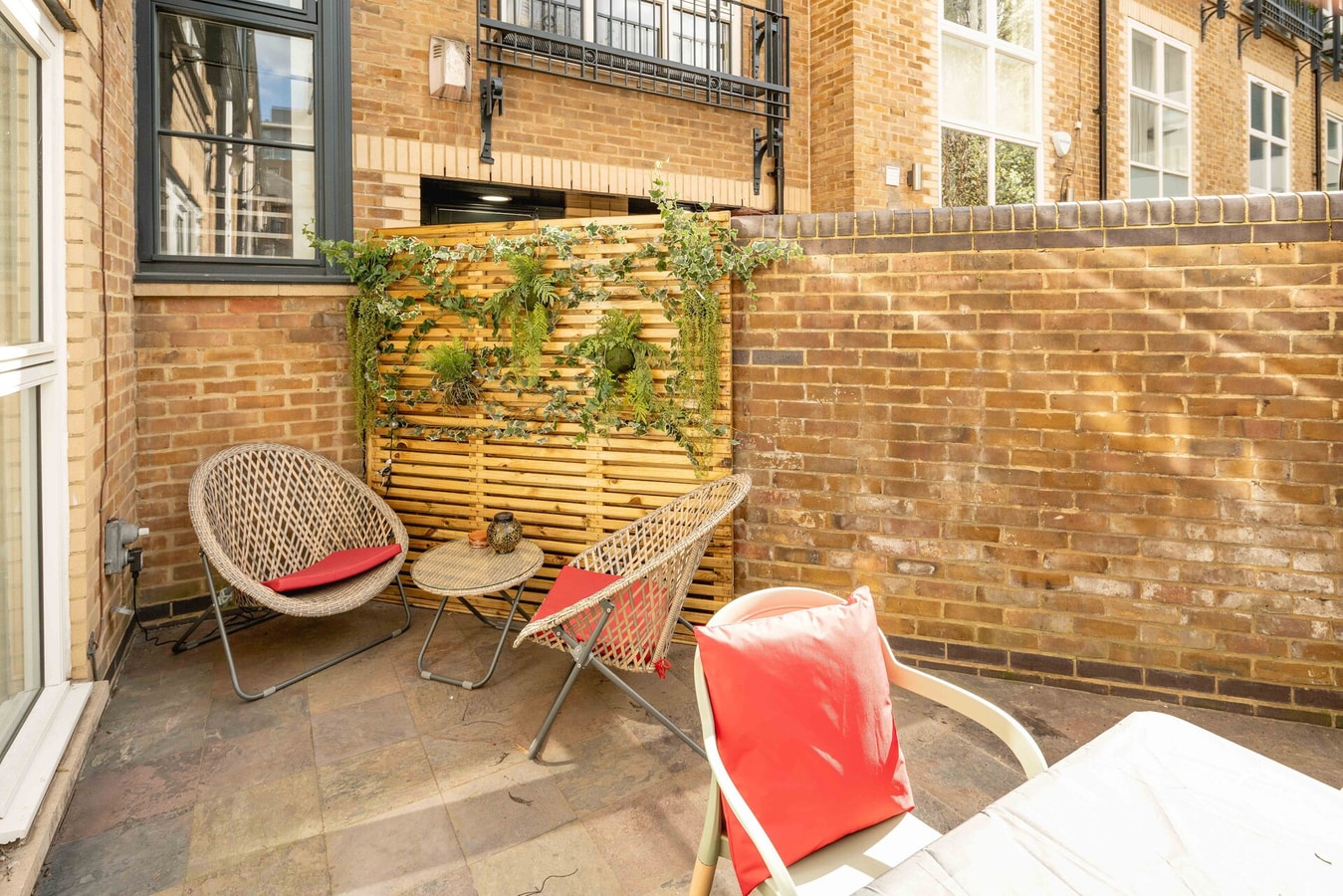 Serene Garden Flat - Steps from Tower Bridge 27 Hello Guest