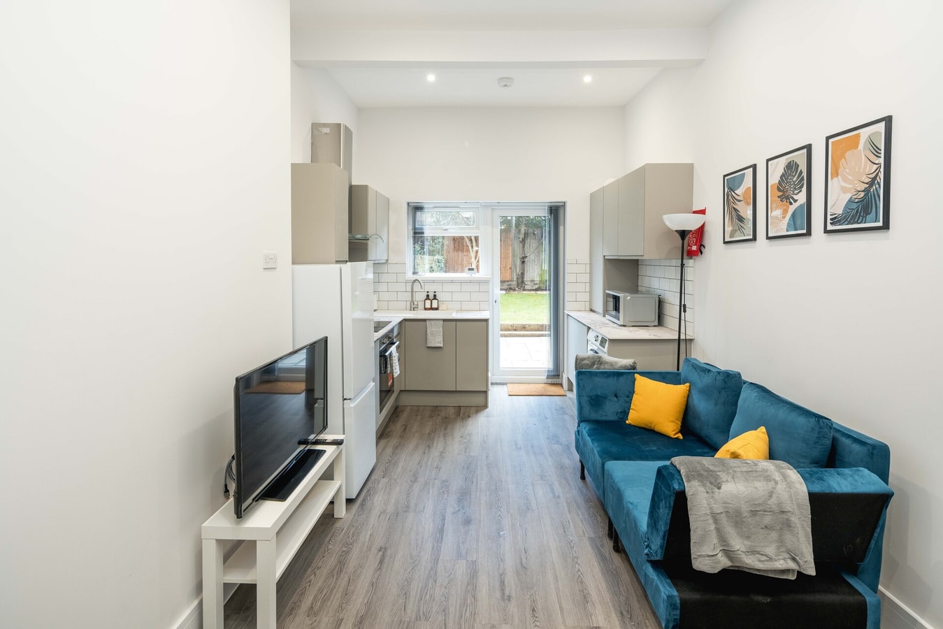 Modern 2B Home with Private Backyard & Fast WiFi 11 Hello Guest