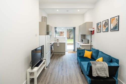 Modern 2B Home with Private Backyard & Fast WiFi 11 Hello Guest