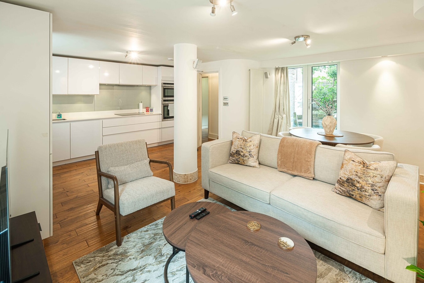 Stylish 3BD Flat in Prime Covent Garden Location 13 Hello Guest