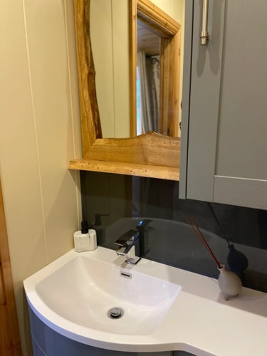 Rustic 1BD Hut Retreat with Hot Tub & Countryside 5 Hello Guest