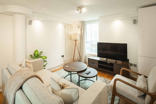 Stylish 3BD Flat in Prime Covent Garden Location 0 Hello Guest