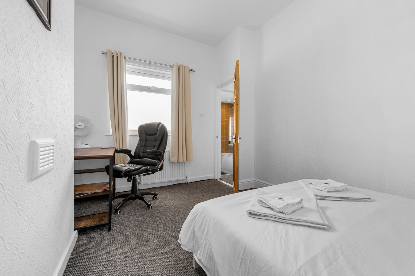 Bright 2BD Home - 10 mins to Central Manchester 11 Hello Guest