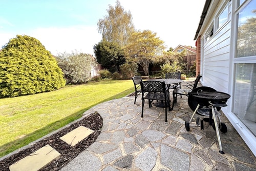 Spacious Family Bungalow with Garden for up to 7 18 Hello Guest