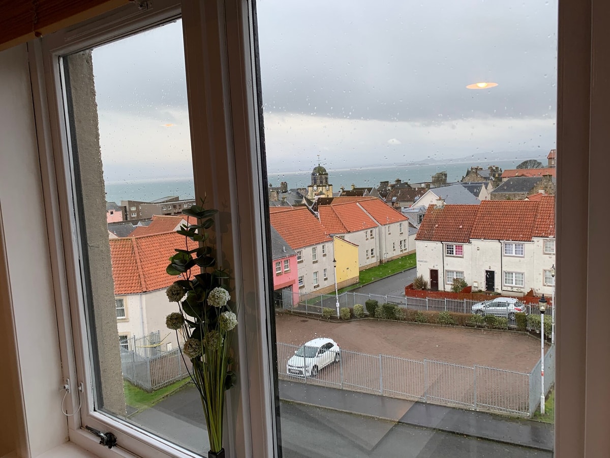 Superb One Bedroom Getaway in Dysart Kirkcaldy 18 Hello Guest