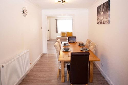Cozy 3-Bedroom Home in Luton 3 Hello Guest