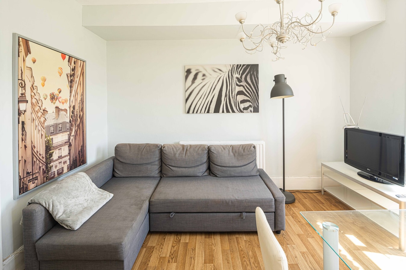 Elegant 2BD Flat with Views Near Barons Court 8 Hello Guest