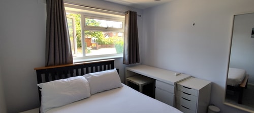 2BR Frimley Home Near High Street