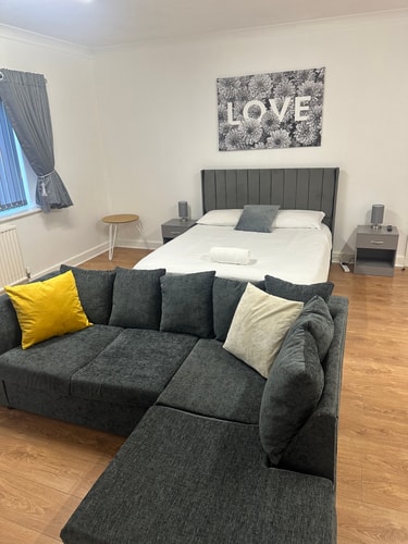 Spacious 5-BD Flat | Sleeps 10 | Parking & WiFi