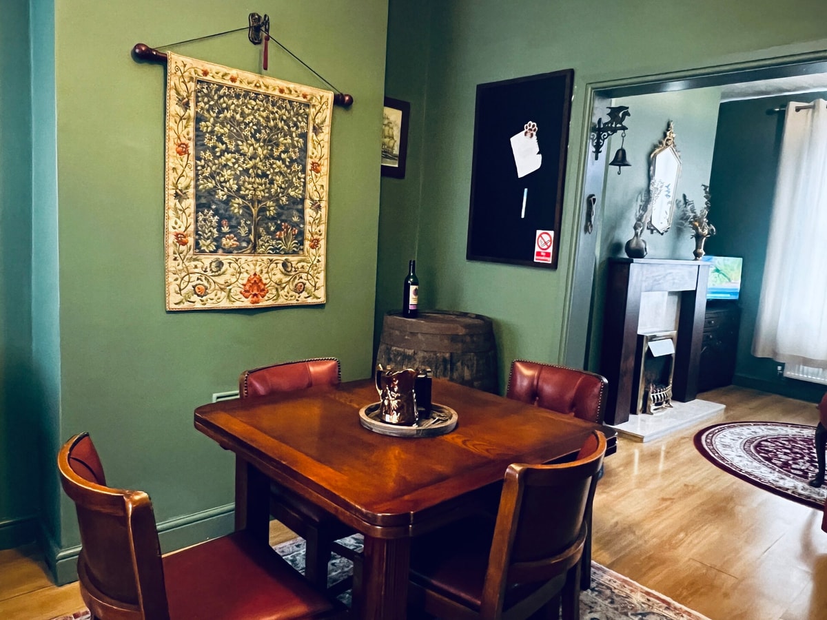 Robin’s Hollow: 2BD Home Near Wrexham AFC 6 Hello Guest