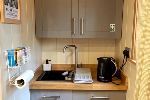 Rustic 1BD Hut Retreat with Hot Tub & Countryside 1 Hello Guest