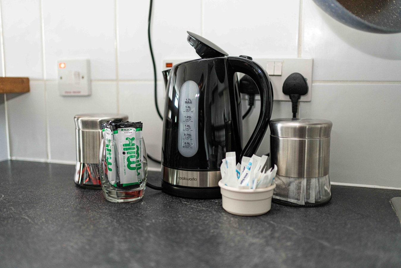 2BD Flat by Common & Village - Wimbledon, Zone 3 14 Hello Guest