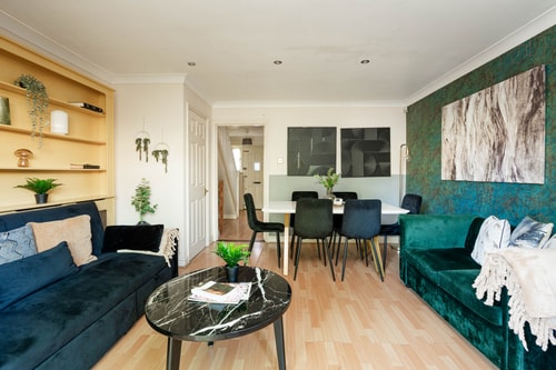 2-Bed Kennington House with Parking & Garden