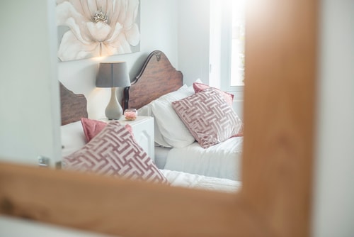 2BD Holiday Home Stunning views of the Sea & Gower 29 Hello Guest