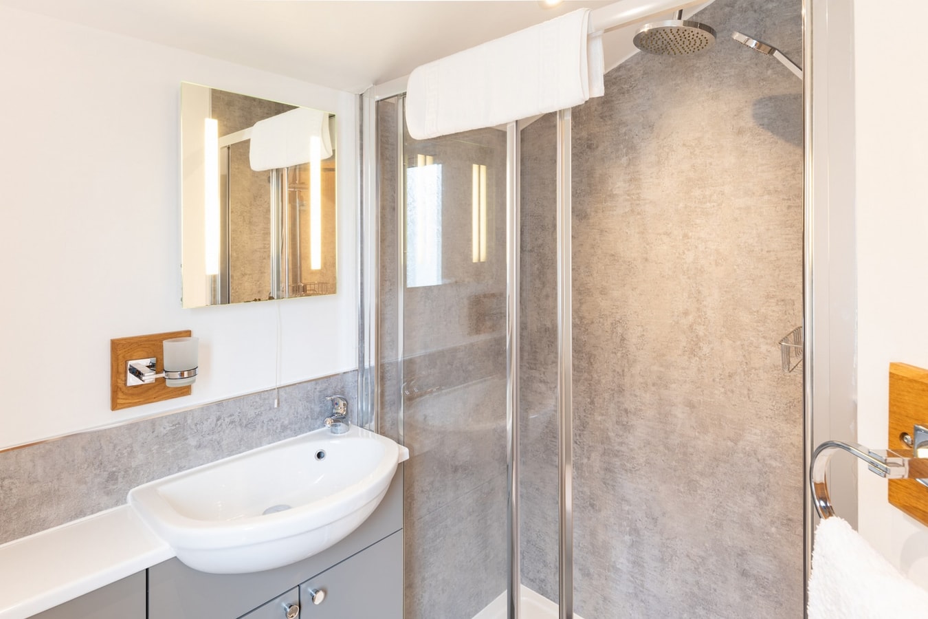 Seaside 3BD Retreat with Balcony & Stunning Views 11 Hello Guest