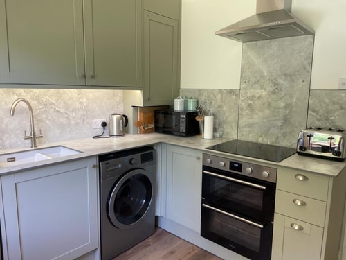 Fantastic 2BD Victorian Apt - 4 adults & 1 child 3 Hello Guest