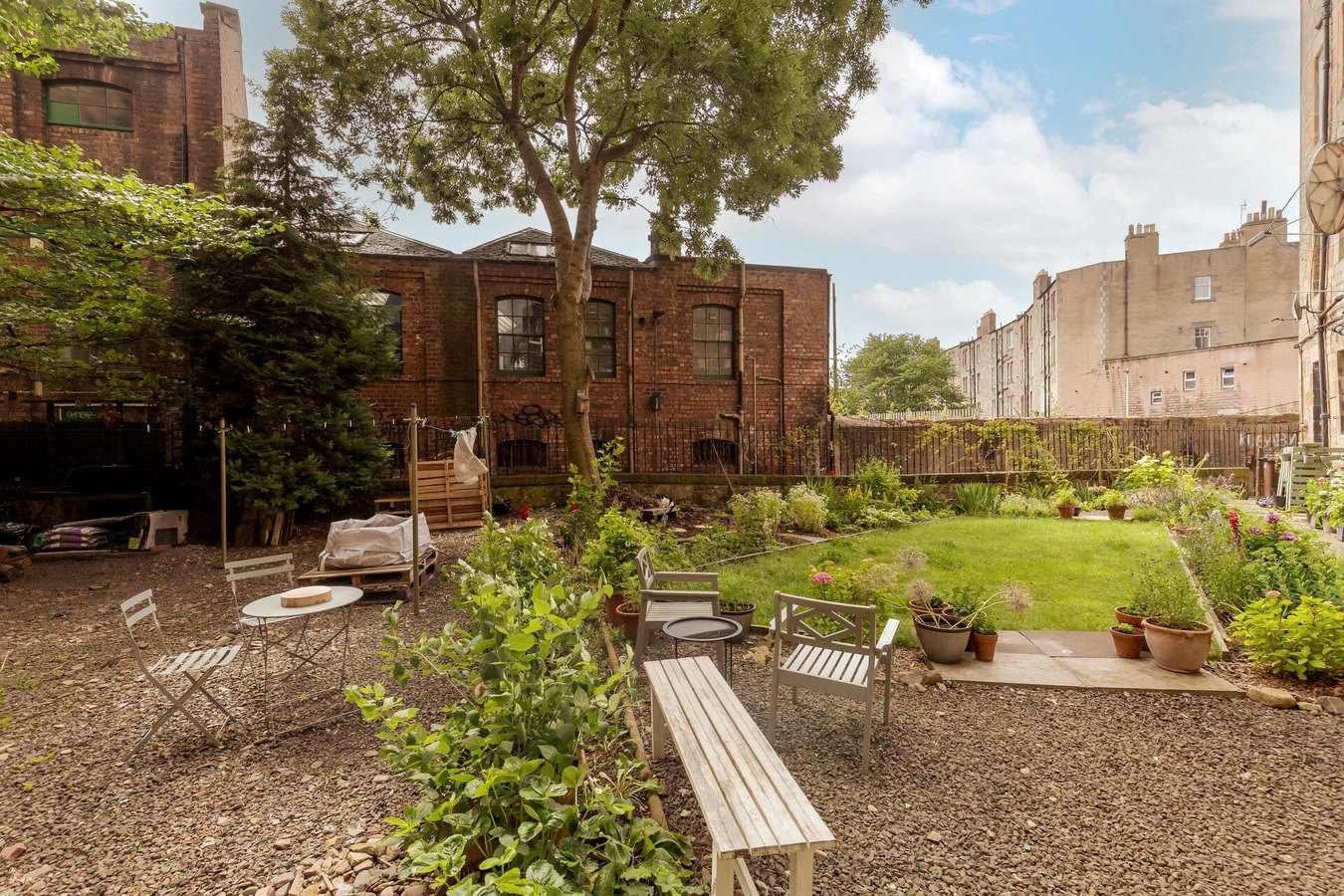 Edinburgh Castle Views! Stylish 2BD Flat, Sleeps 4 gallery image 17