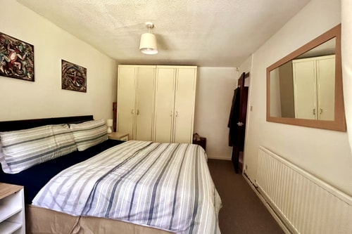 Oldham Bungalow Retreat: 2BD Peaceful Comfort 5 Hello Guest