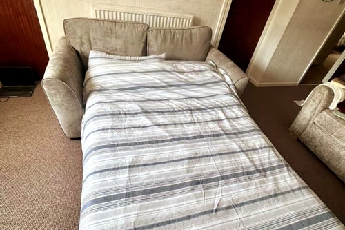 Oldham Bungalow Retreat: 2BD Peaceful Comfort 18 Hello Guest