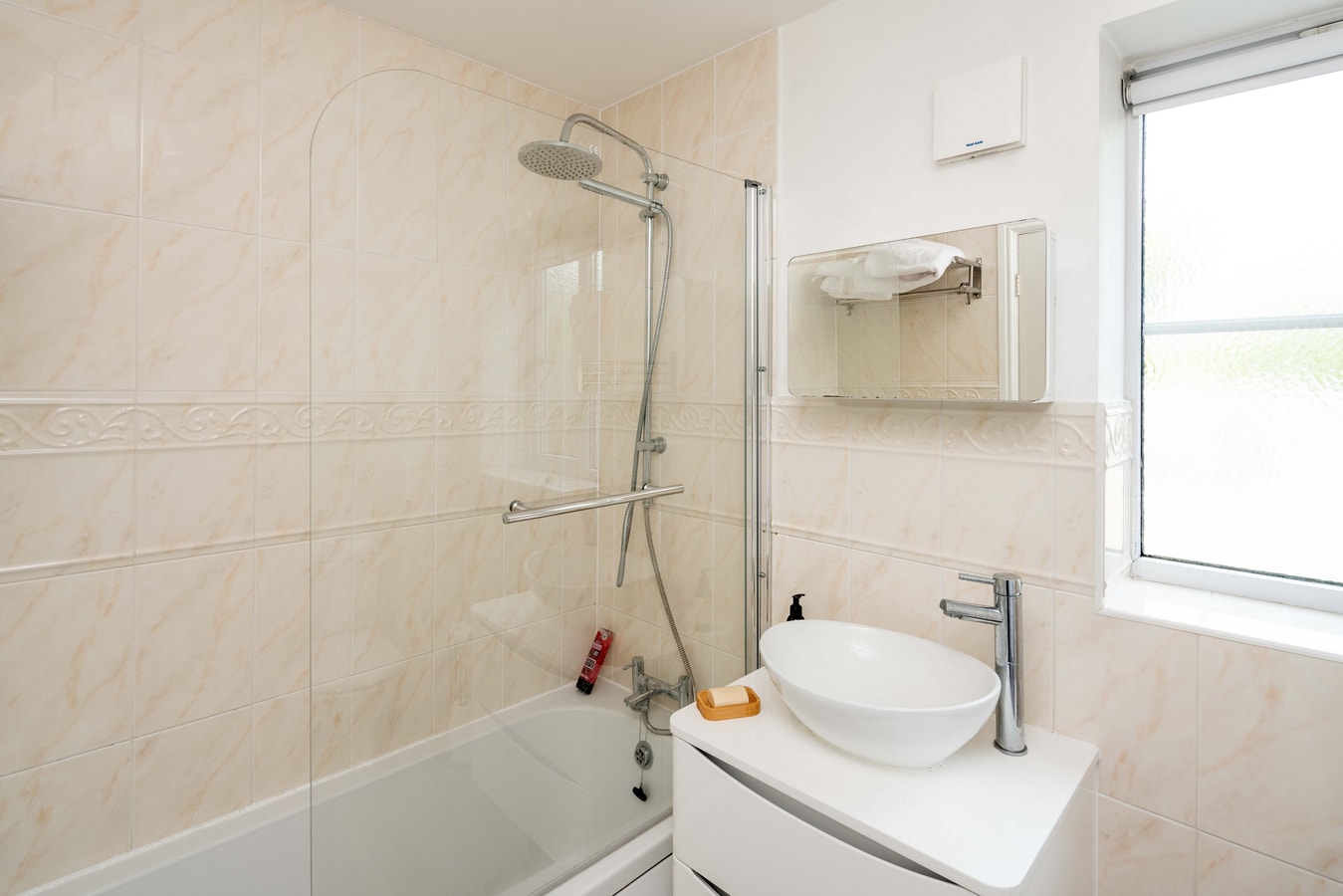 Loughton Hideaway: Cozy 1BD Near Tube & Nature 16 Hello Guest