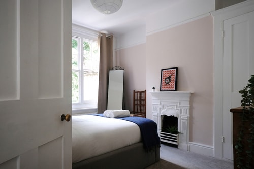 Fantastic 2BD Victorian Apt - 4 adults & 1 child 8 Hello Guest