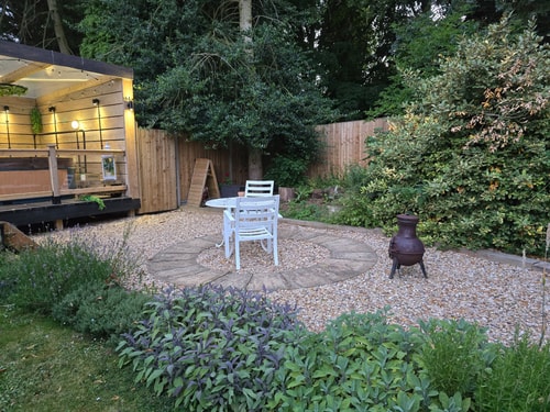 Rustic 1BD Hut Retreat with Hot Tub & Countryside 6 Hello Guest