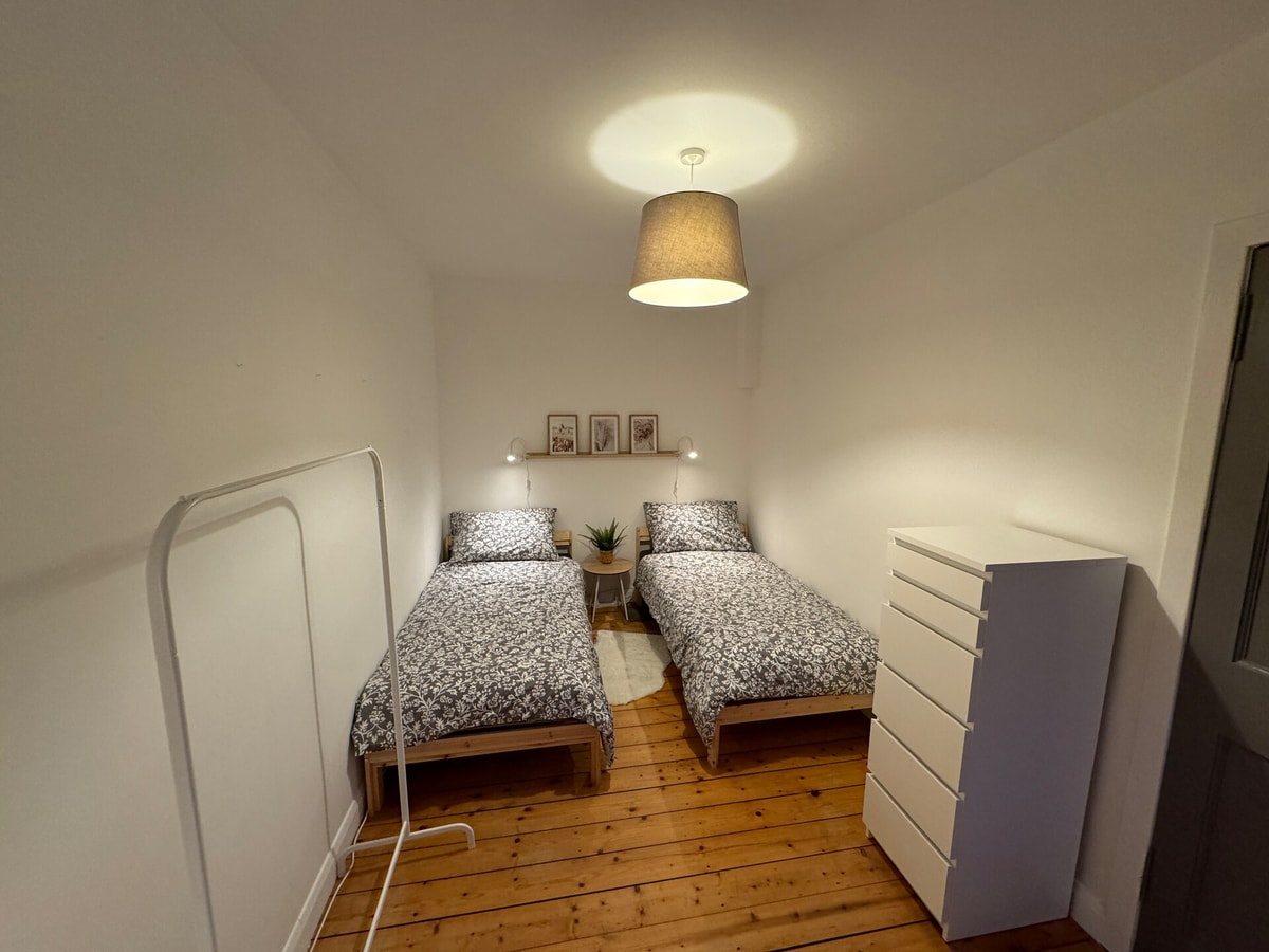 Stirling Haven: Charming 3B Apt in City Centre 10 Hello Guest