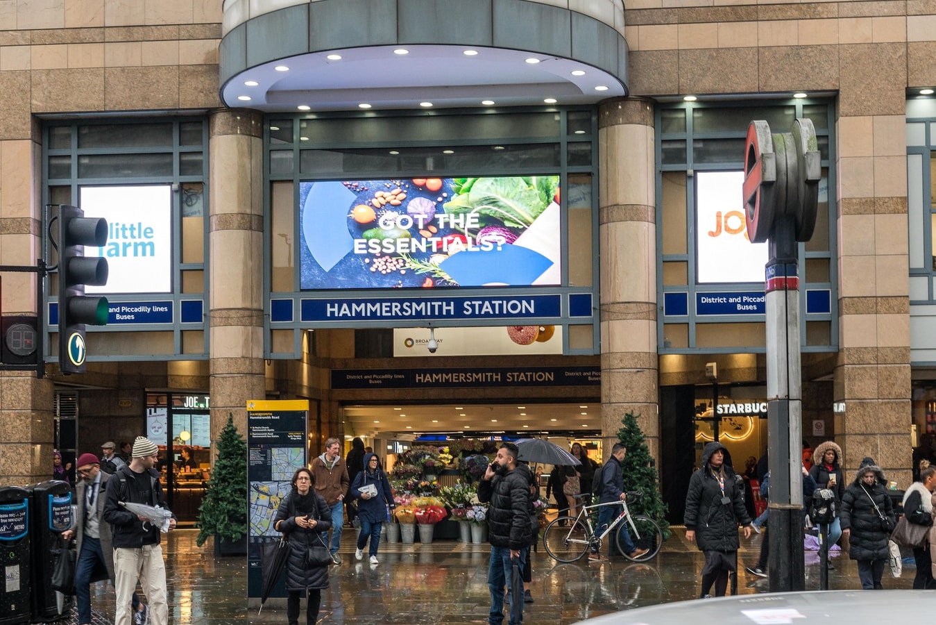 Charming 2BD House with Garden in Hammersmith 13 Hello Guest