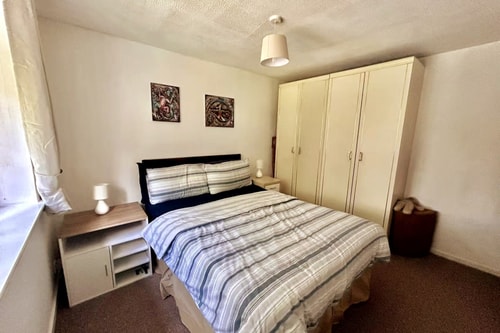 Oldham Bungalow Retreat: 2BD Peaceful Comfort 4 Hello Guest