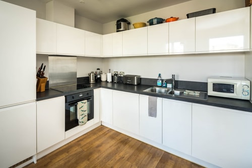 Shiny & Comfy stay with Underground links nearby! 2 Hello Guest