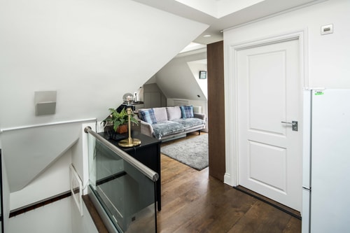 Sleek and Stylish 1BD Apt w/ Balcony, Hammersmith 21 Hello Guest