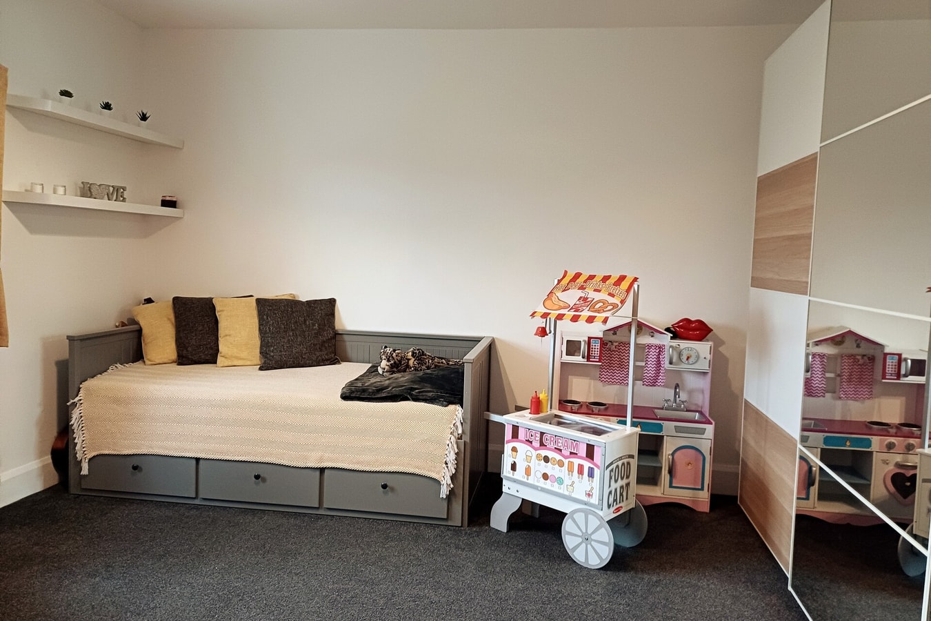 Charming 4B Bungalow w/ Garden Near Beach & Downs 18 Hello Guest