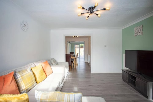 Cozy 3-Bedroom Home in Luton 4 Hello Guest