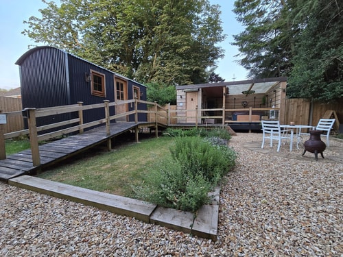 Rustic 1BD Hut Retreat with Hot Tub & Countryside 7 Hello Guest