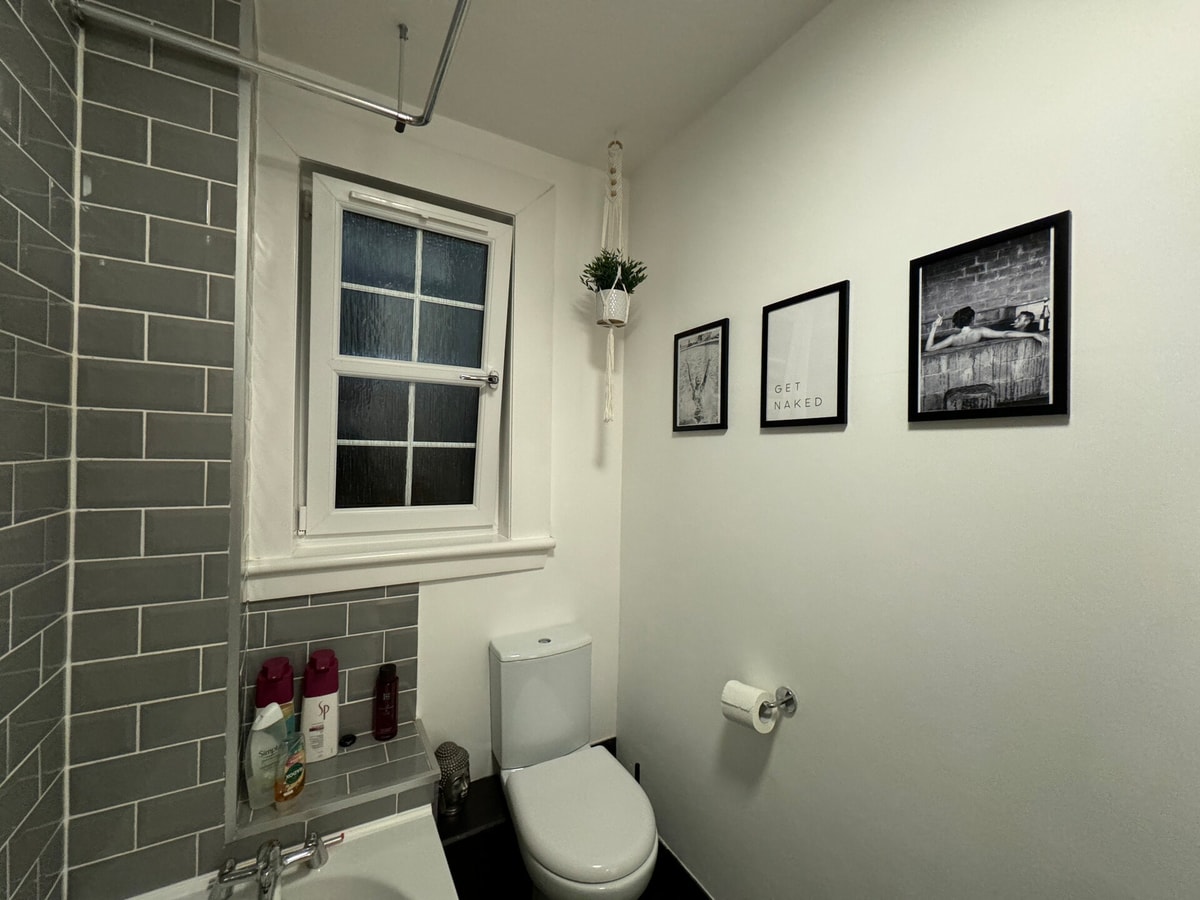 Stirling Haven: Charming 3B Apt in City Centre 26 Hello Guest