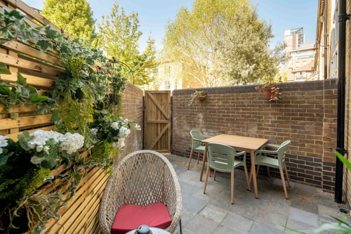 Serene Garden Flat - Steps from Tower Bridge 29 Hello Guest