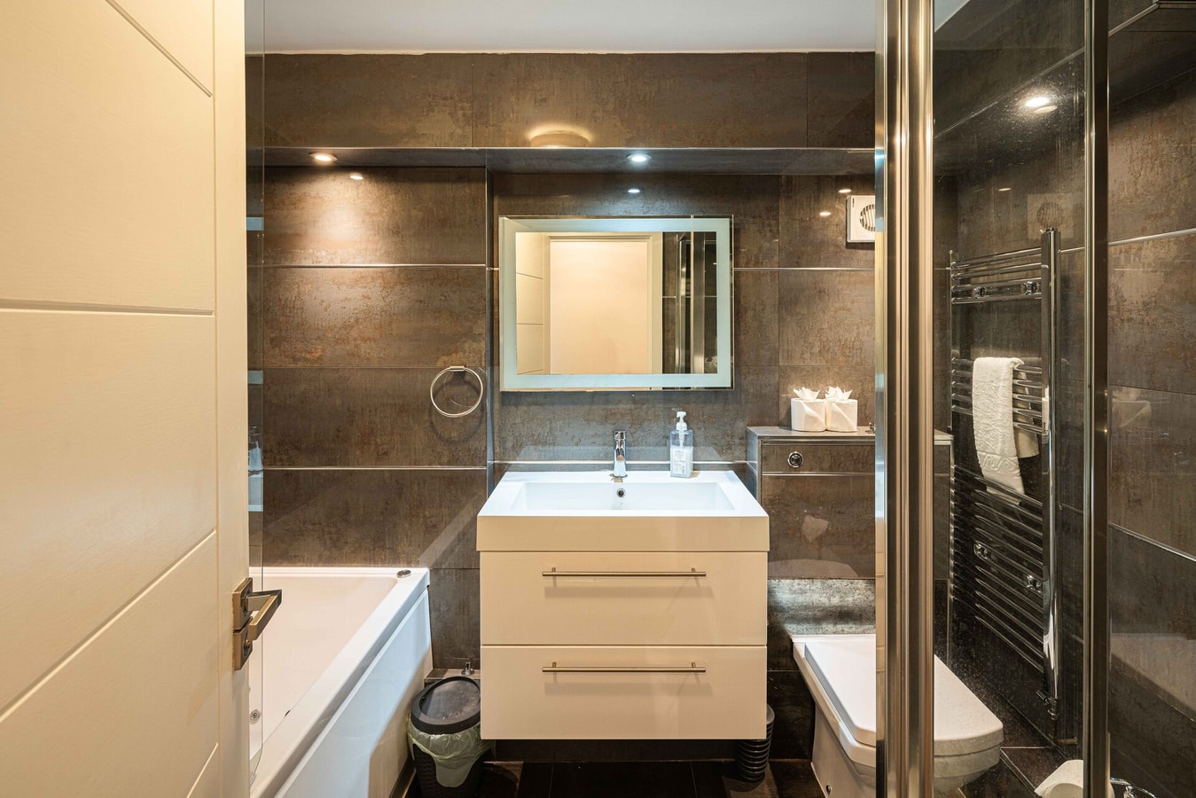 Stylish 3BD Flat in Prime Covent Garden Location 25 Hello Guest