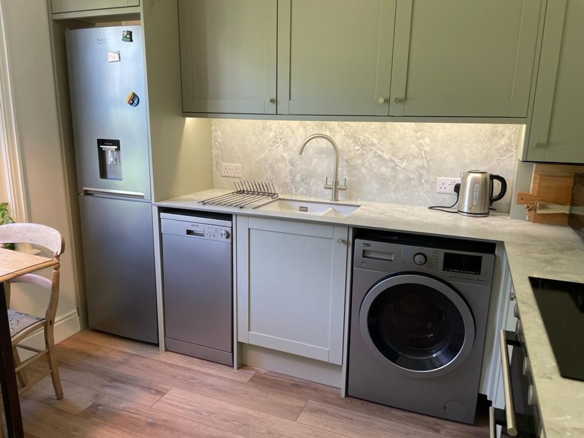 Fantastic 2BD Victorian Apt - 4 adults & 1 child 5 Hello Guest