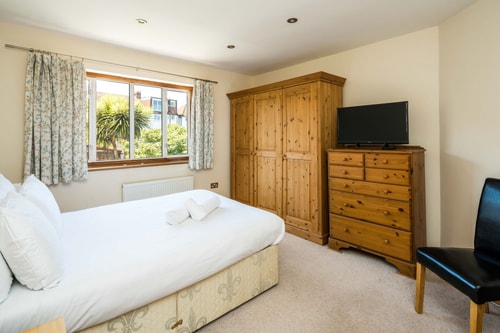 Elegant 2BD House with Garden and Decked Patio 5 Hello Guest