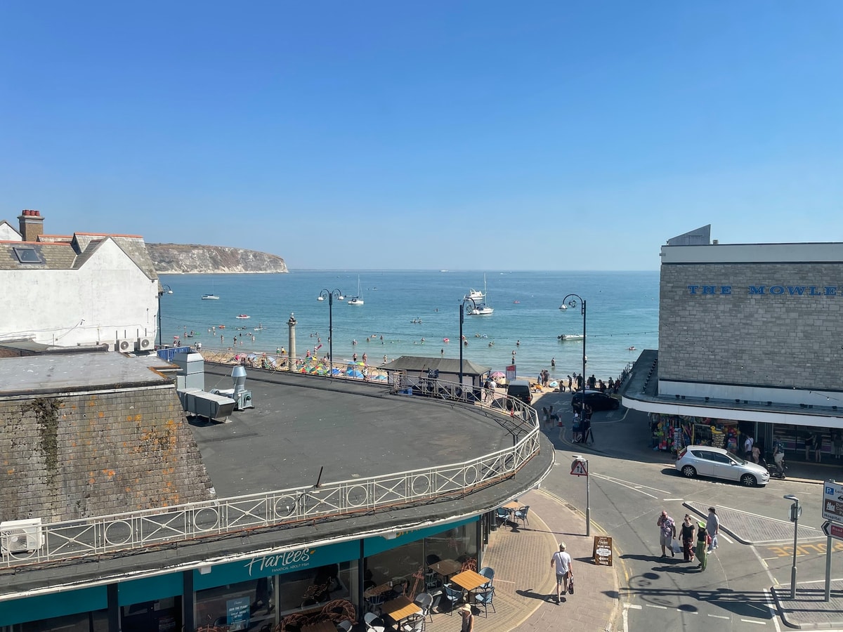 Apartment - Centre of Swanage Stunning Sea views 16 Hello Guest