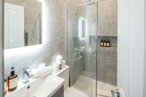 Modern 2B Home with Private Backyard & Fast WiFi 17 Hello Guest