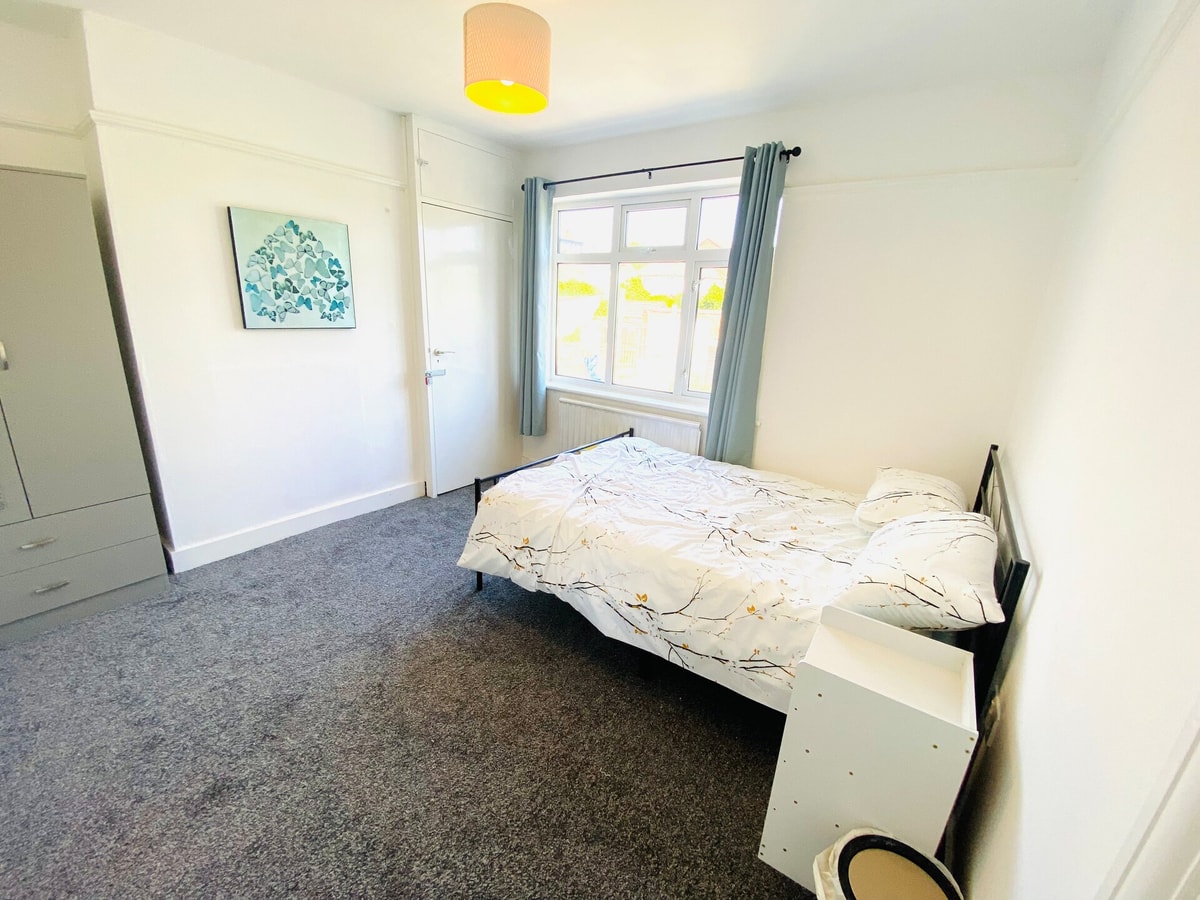 Cozy 3BD Retreat in London 8 Hello Guest