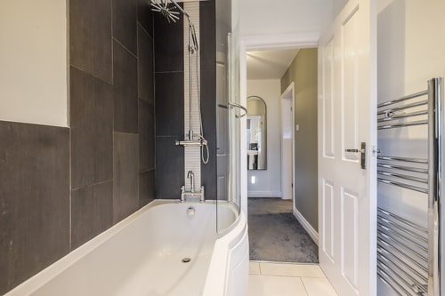 Sleek 2B/1B Retreat in Lindley, Huddersfield 12 Hello Guest