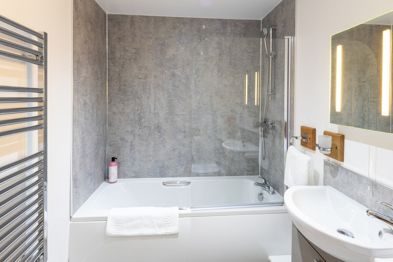 Seaside 3BD Retreat with Balcony & Stunning Views 10 Hello Guest