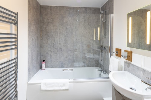 Seaside 3BD Retreat with Balcony & Stunning Views 10 Hello Guest