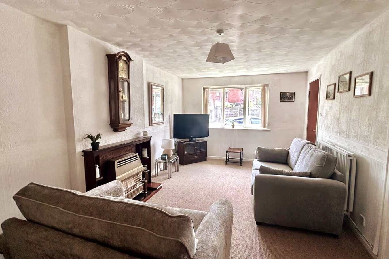 Oldham Bungalow Retreat: 2BD Peaceful Comfort 7 Hello Guest