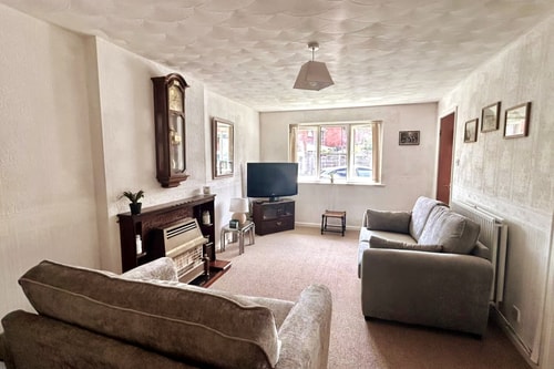 Oldham Bungalow Retreat: 2BD Peaceful Comfort 7 Hello Guest