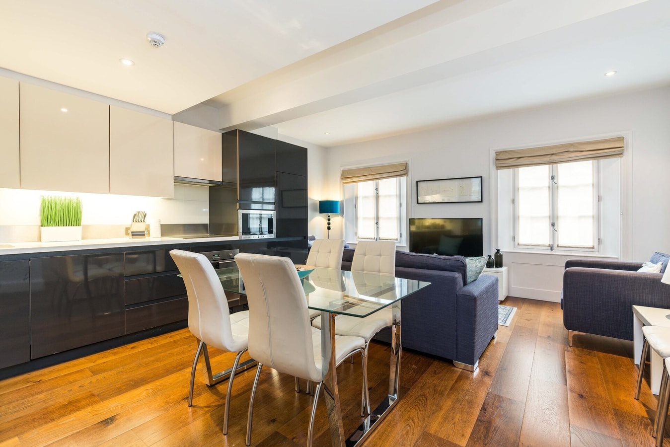 A Stunning Three Bedroom Home in Mayfair 9 Hello Guest