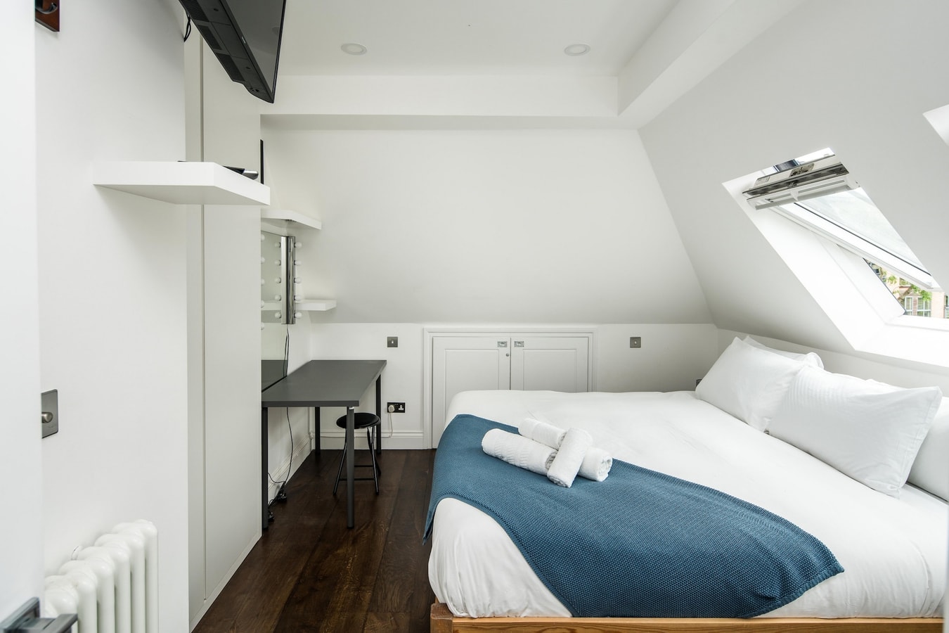 Sleek and Stylish 1BD Apt w/ Balcony, Hammersmith 10 Hello Guest