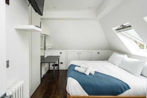 Sleek and Stylish 1BD Apt w/ Balcony, Hammersmith 10 Hello Guest